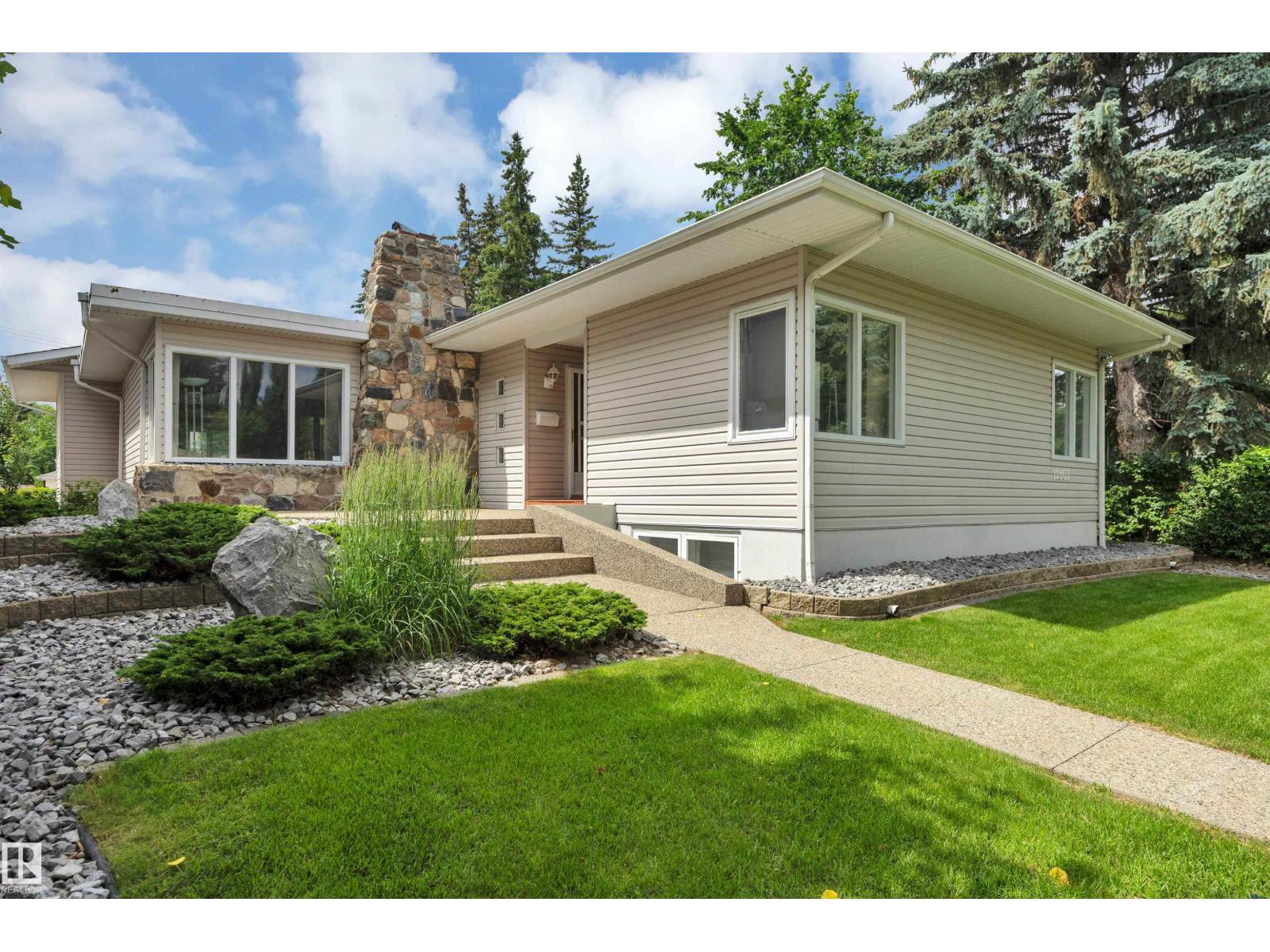11807 91 AV NW