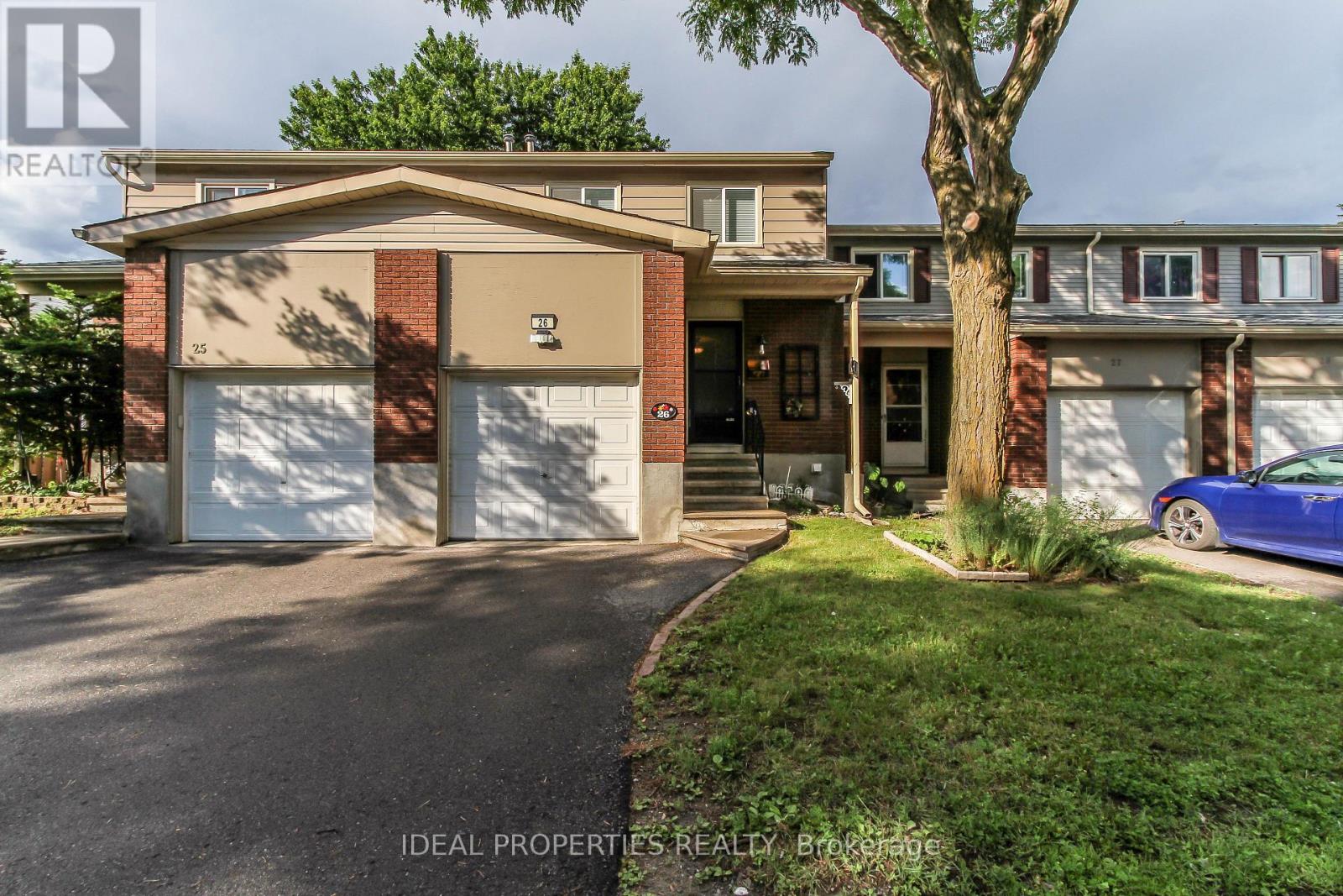 Photo 1 of 32 — 26 - 2415 SOUTHVALE CRESCENT Unit 26, Ottawa, ON K1B4T9