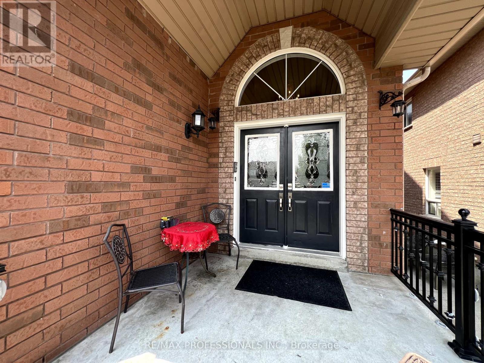 25 WHITEHOUSE CRESCENT