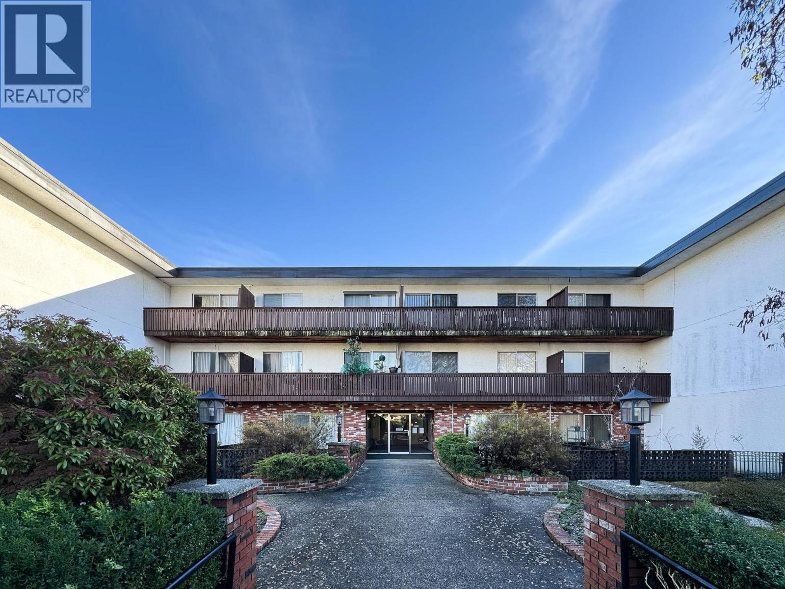 Photo 1 of 13 — 211 910 FIFTH AVENUE Unit 211, New Westminster, BC V3M1Y2
