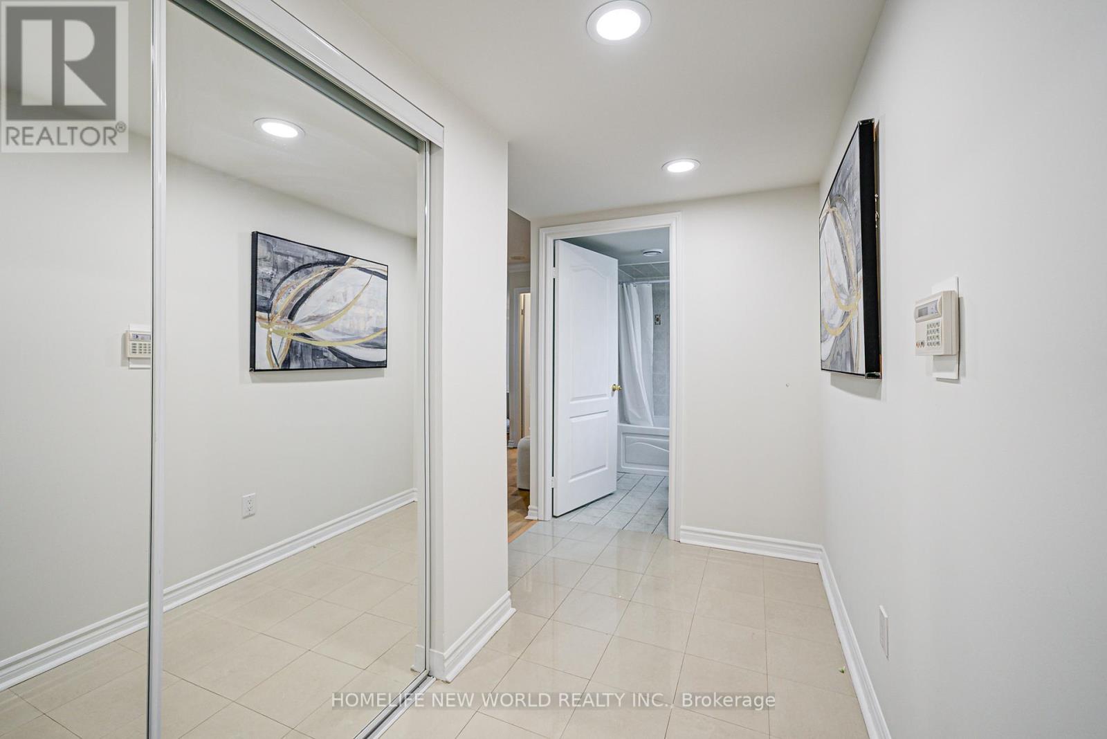 1716 - 18 SOMMERSET WAY