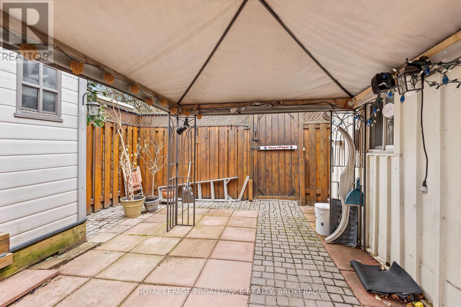 270 WELLINGTON STREET