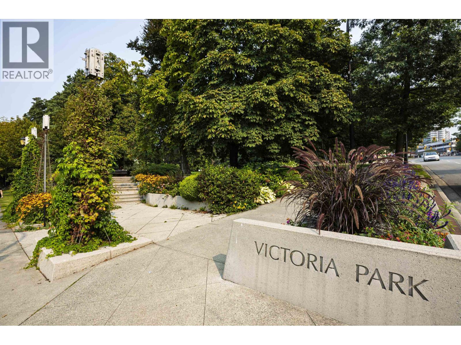 302 540 LONSDALE AVENUE