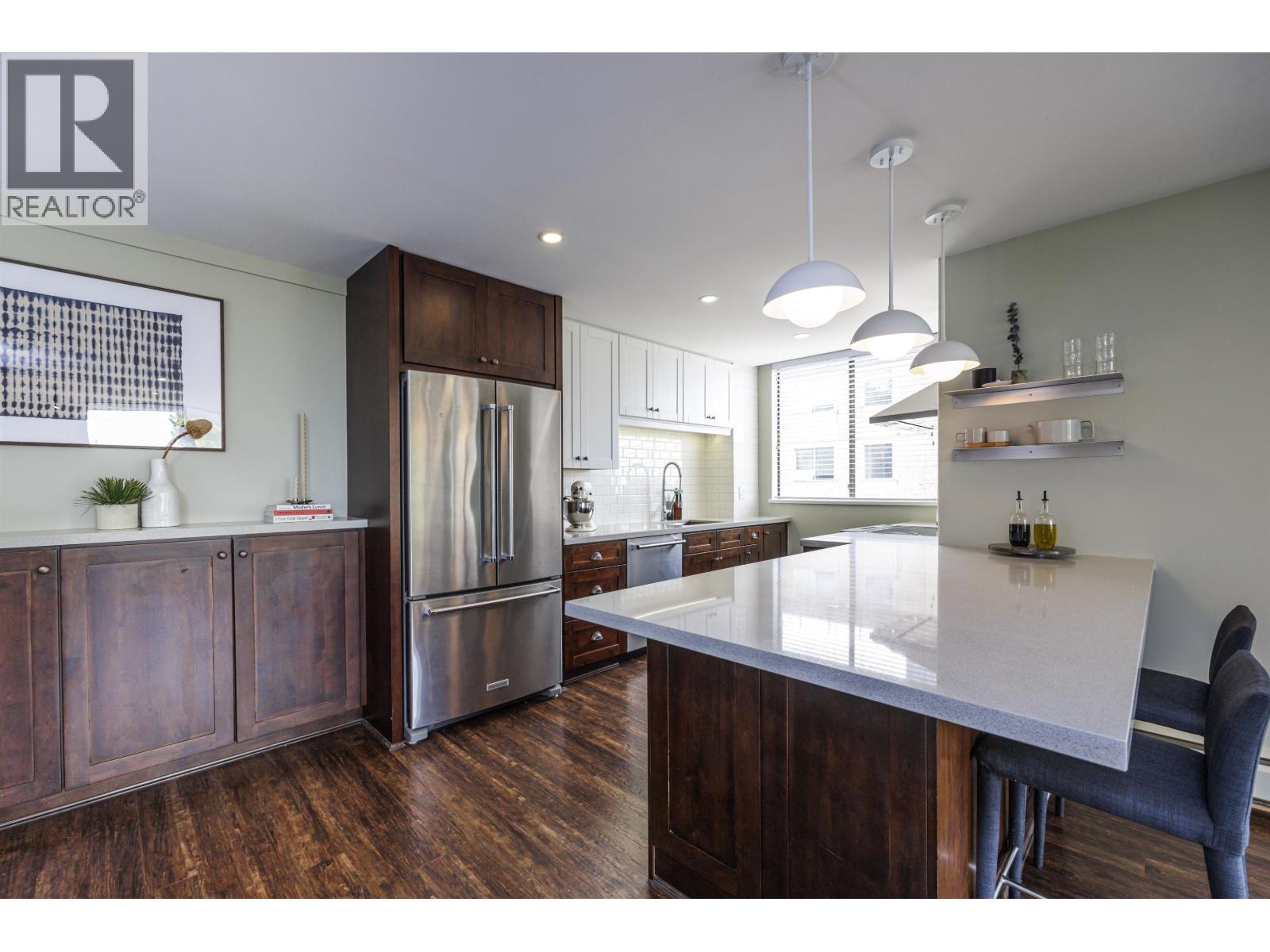 302 540 LONSDALE AVENUE