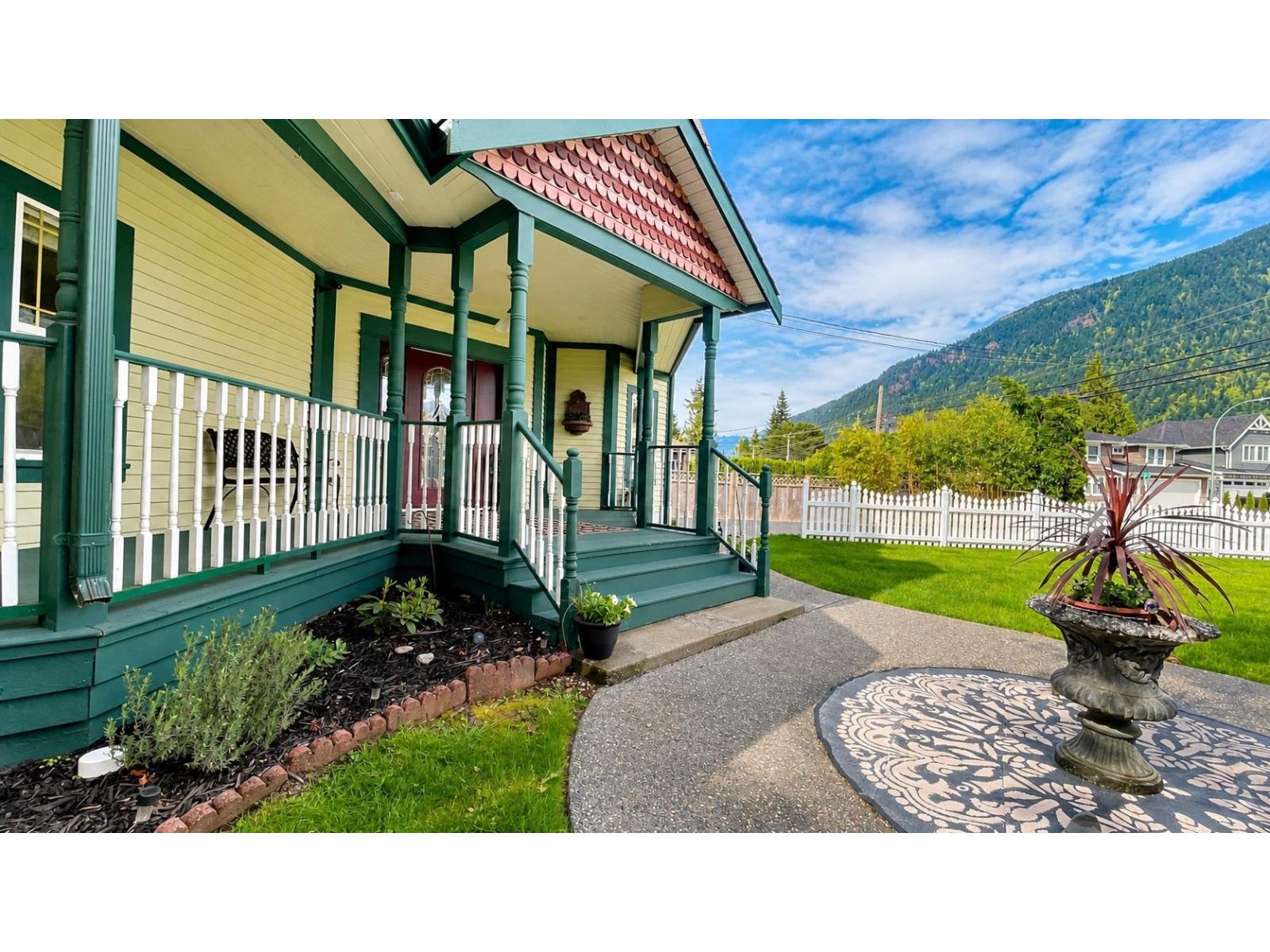 864 HOT SPRINGS ROAD|Harrison Hot Springs