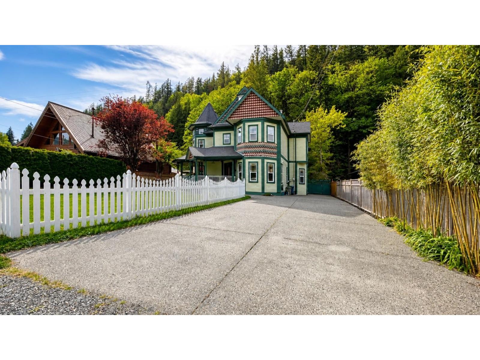 864 HOT SPRINGS ROAD|Harrison Hot Springs