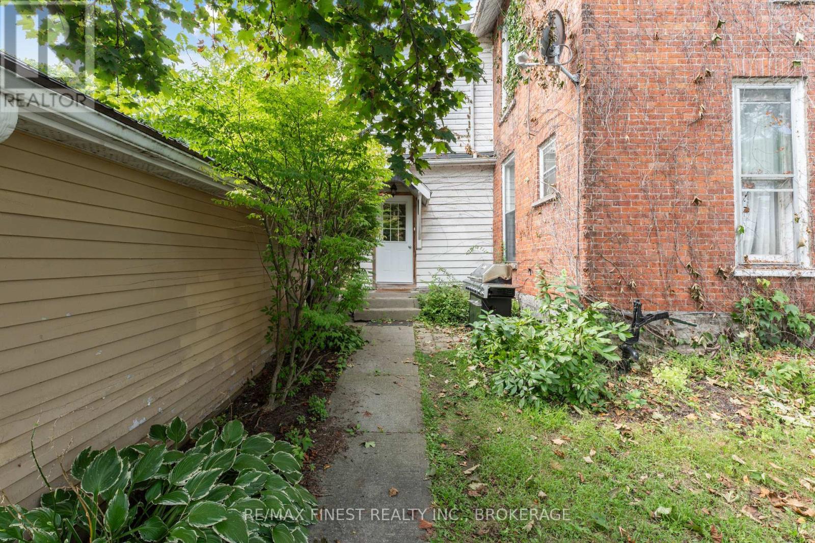 220 DUNDAS STREET W