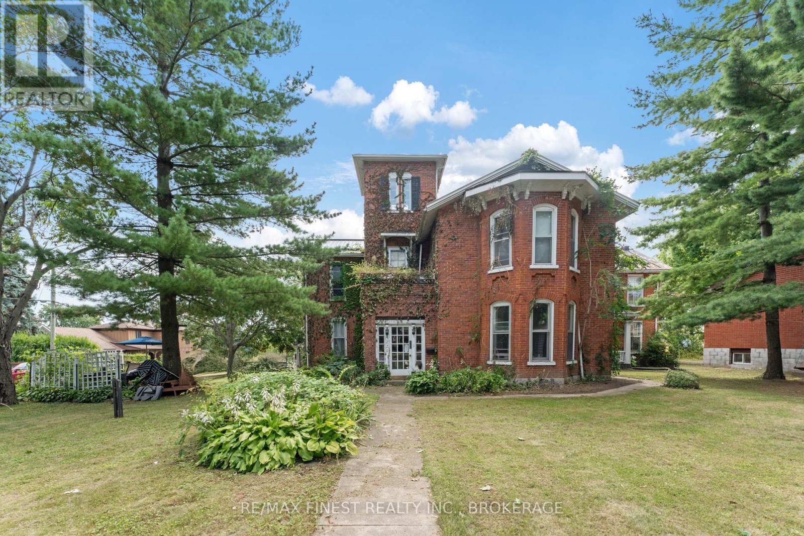 220 DUNDAS STREET W