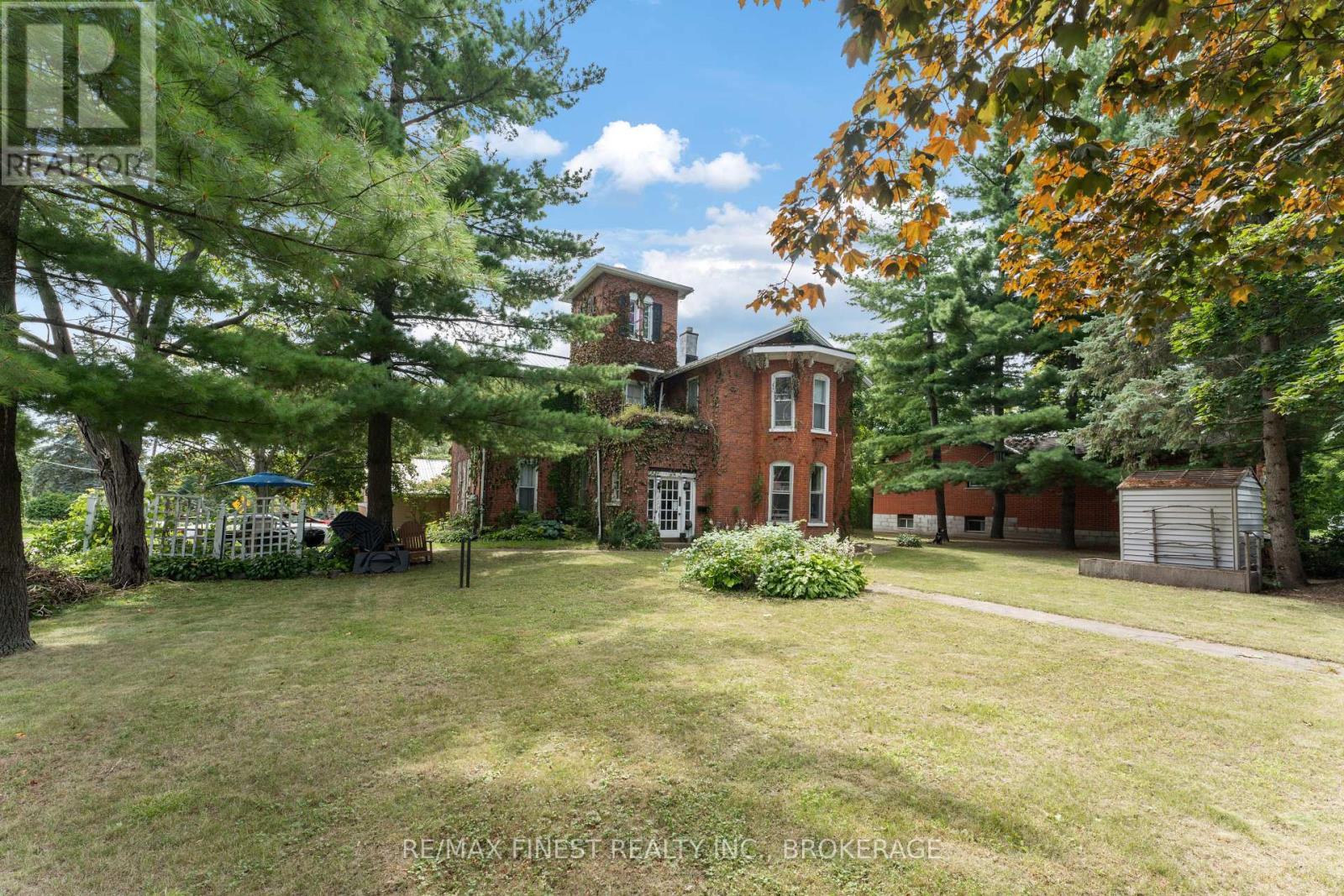 220 DUNDAS STREET W