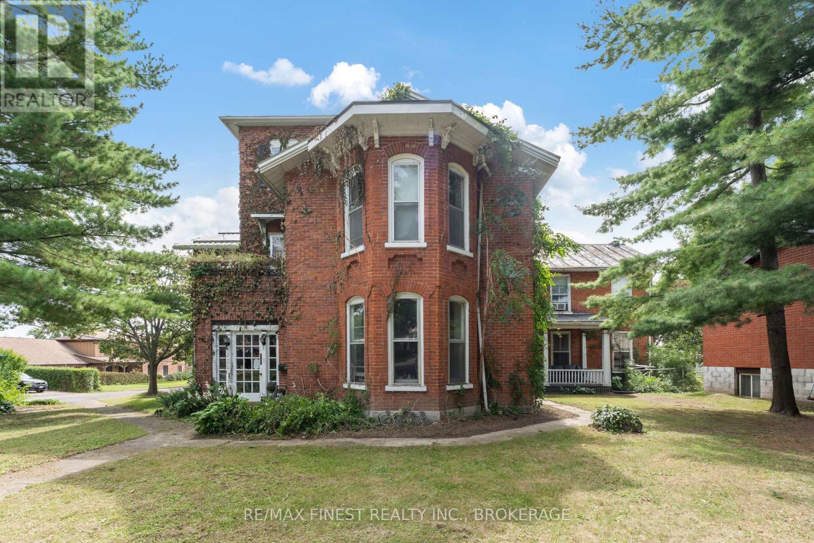 220 DUNDAS STREET W