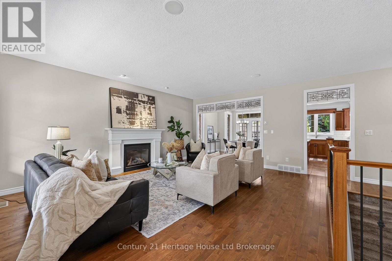 927 RIDGEWOOD DRIVE W