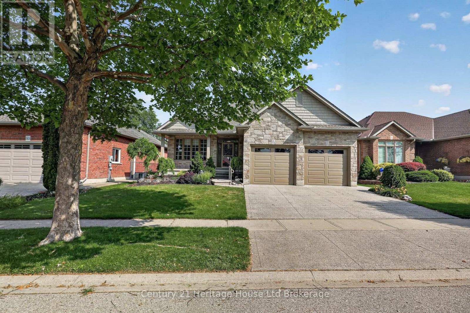 927 RIDGEWOOD DRIVE W