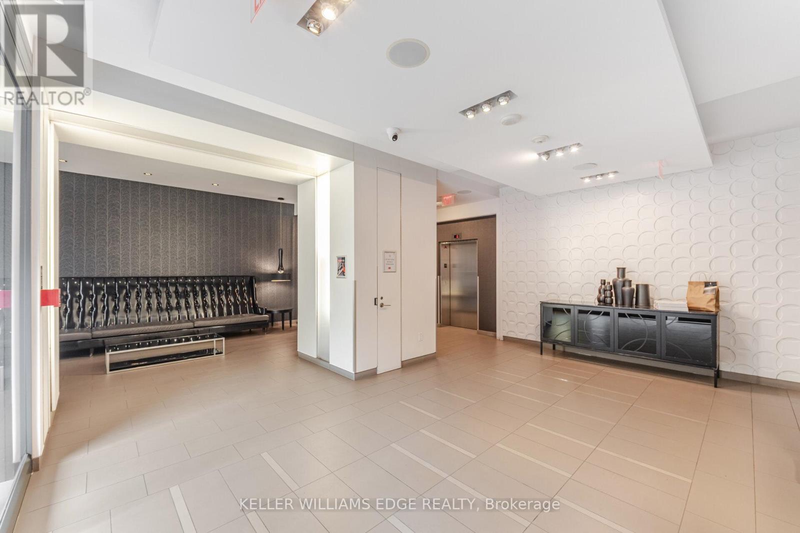 821 - 560 FRONT STREET W