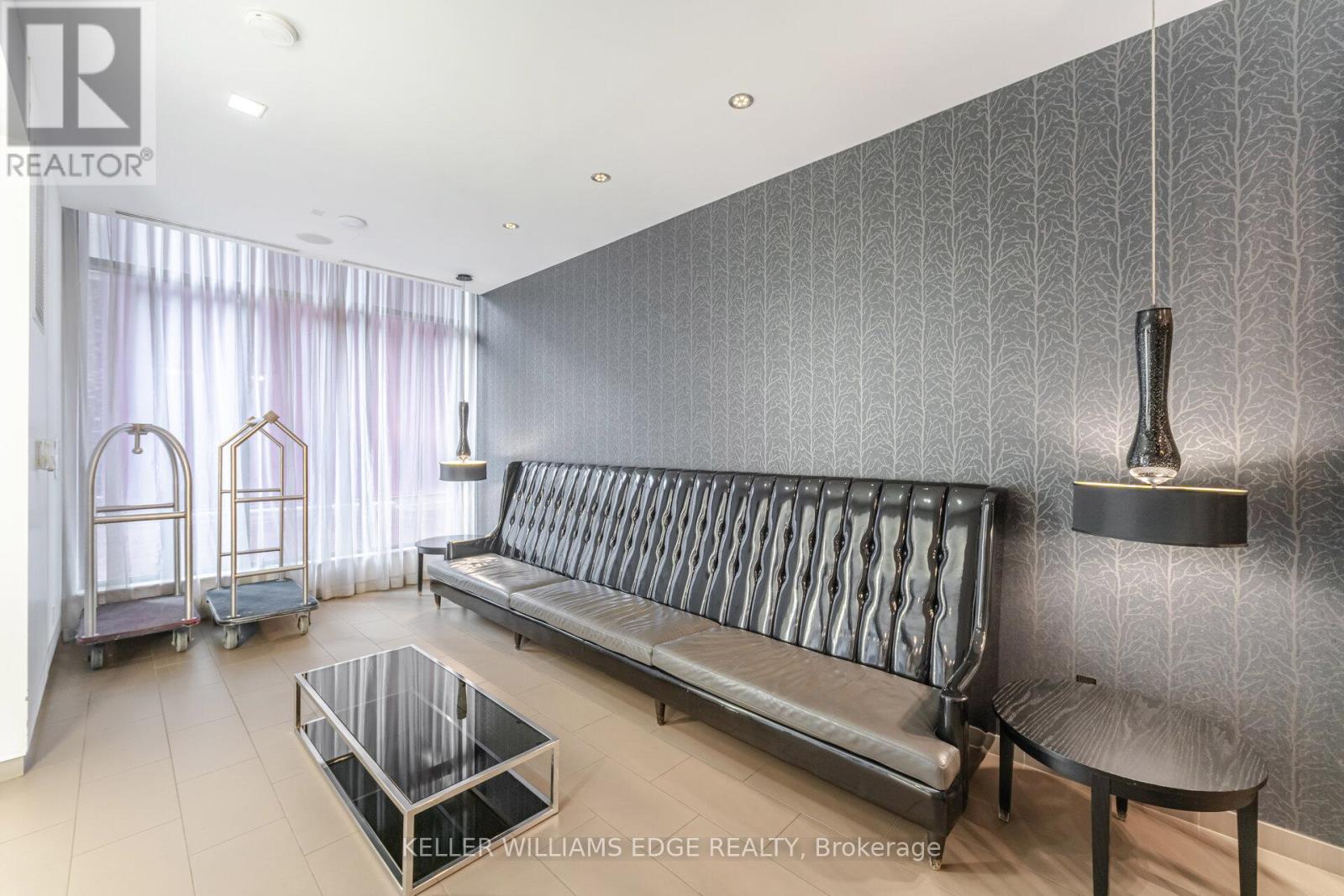 821 - 560 FRONT STREET W