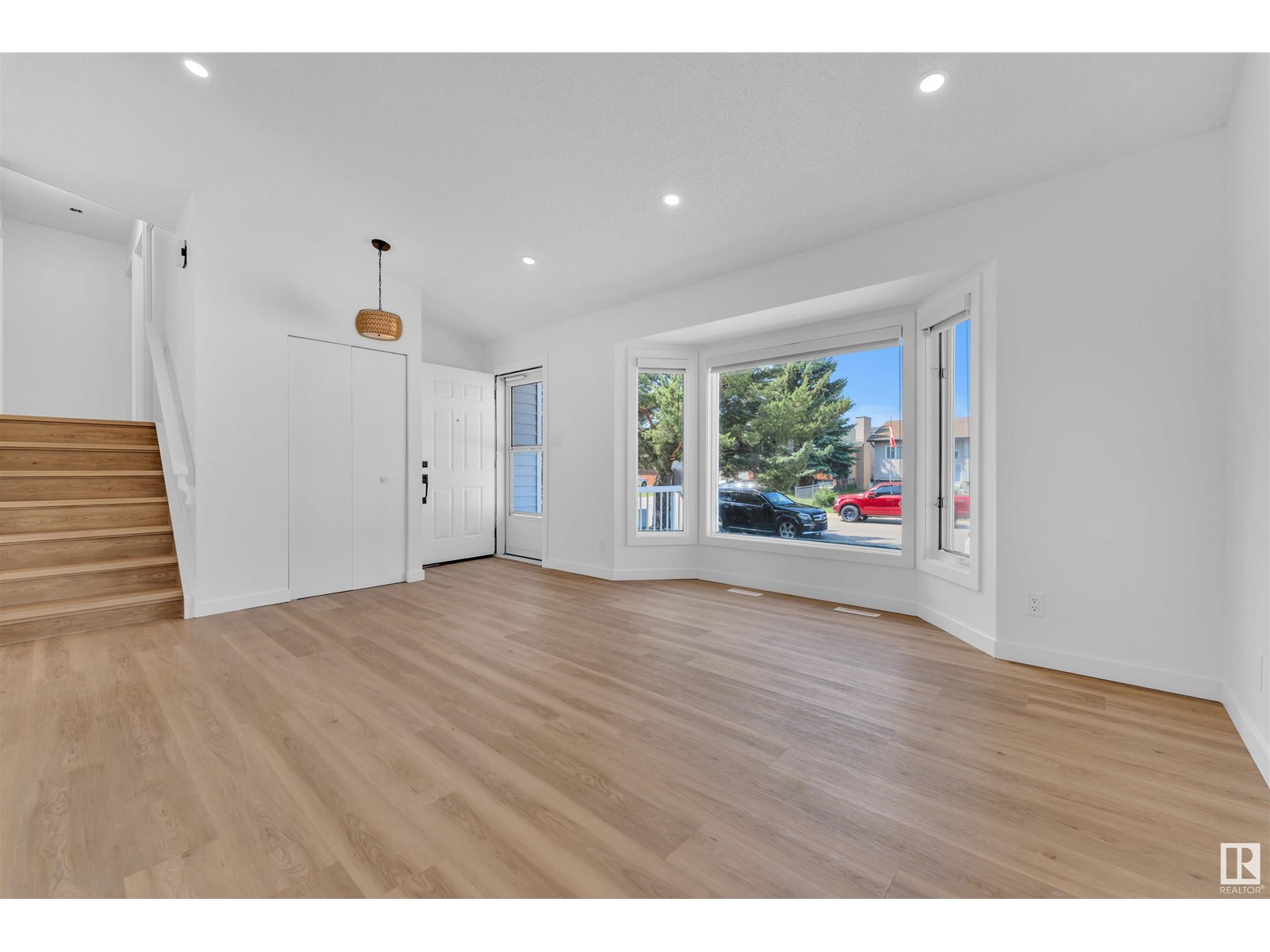 4912 31 AV NW