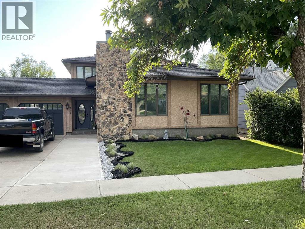 Photo 1 of 47 — 211 4 Avenue SE, Three Hills, AB T0M2A0