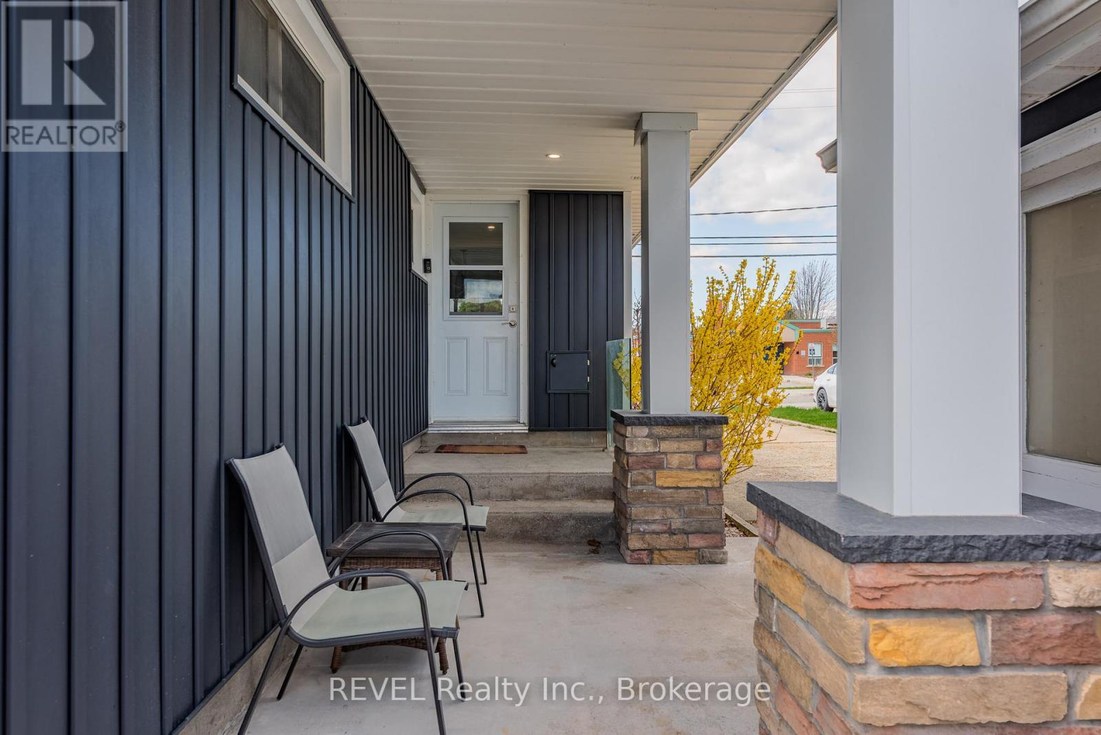 20 WHYTE AVENUE N