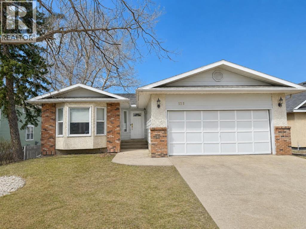 Photo 1 of 41 — 133 6 Avenue SE, Three Hills, AB T0M2A0