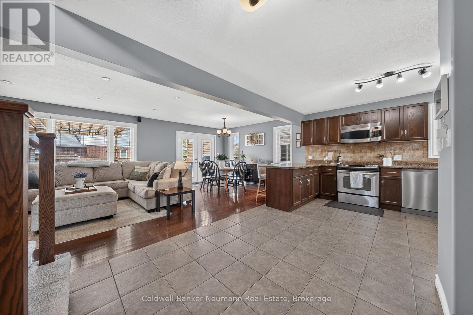 8 CREIGHTON AVENUE