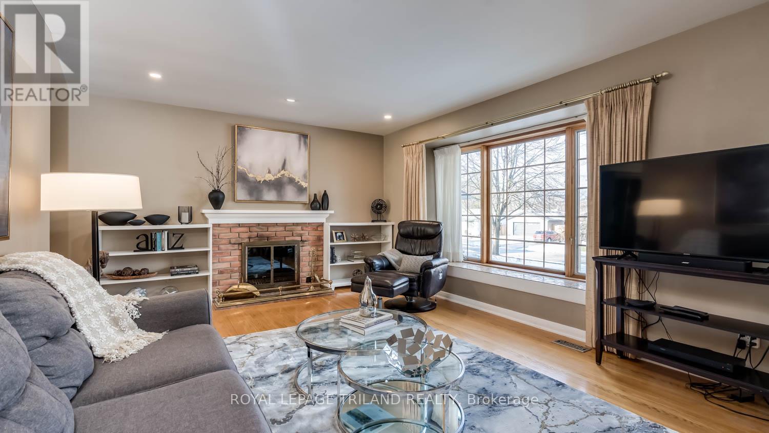 7 BRIARHILL PLACE