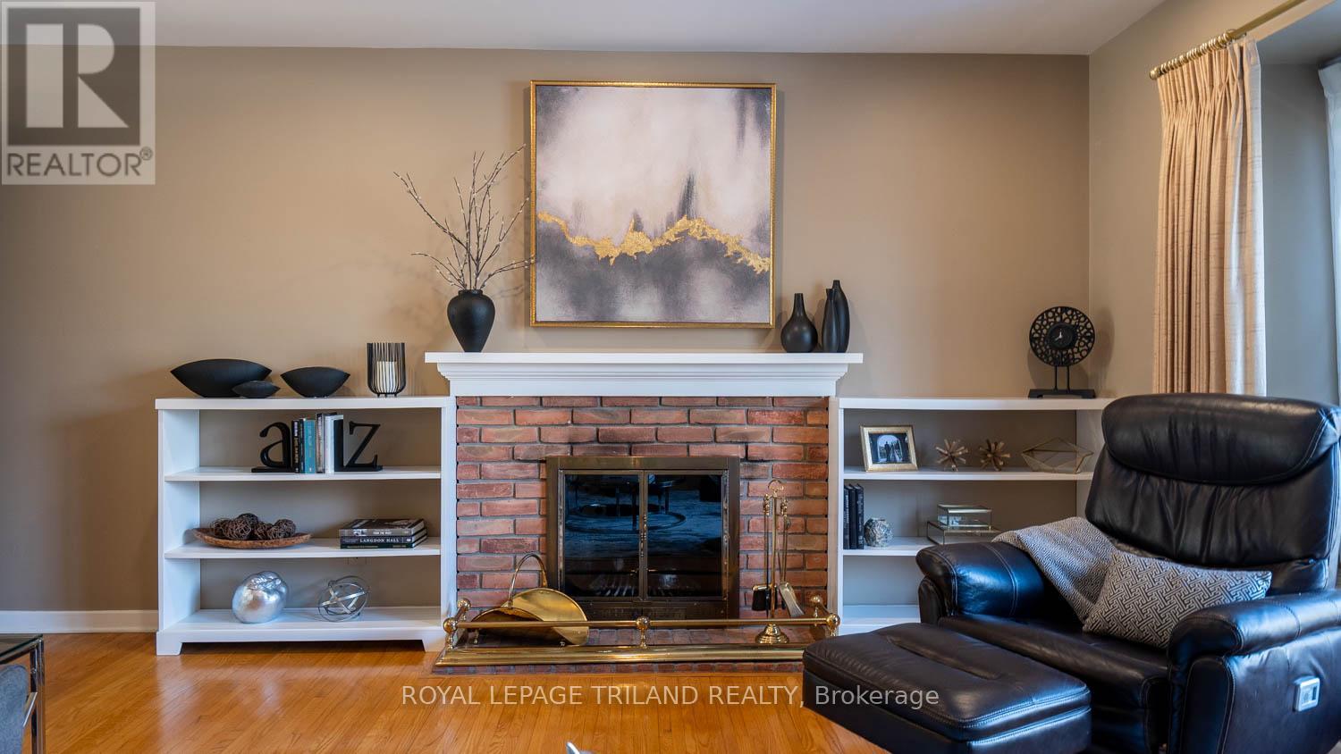 7 BRIARHILL PLACE