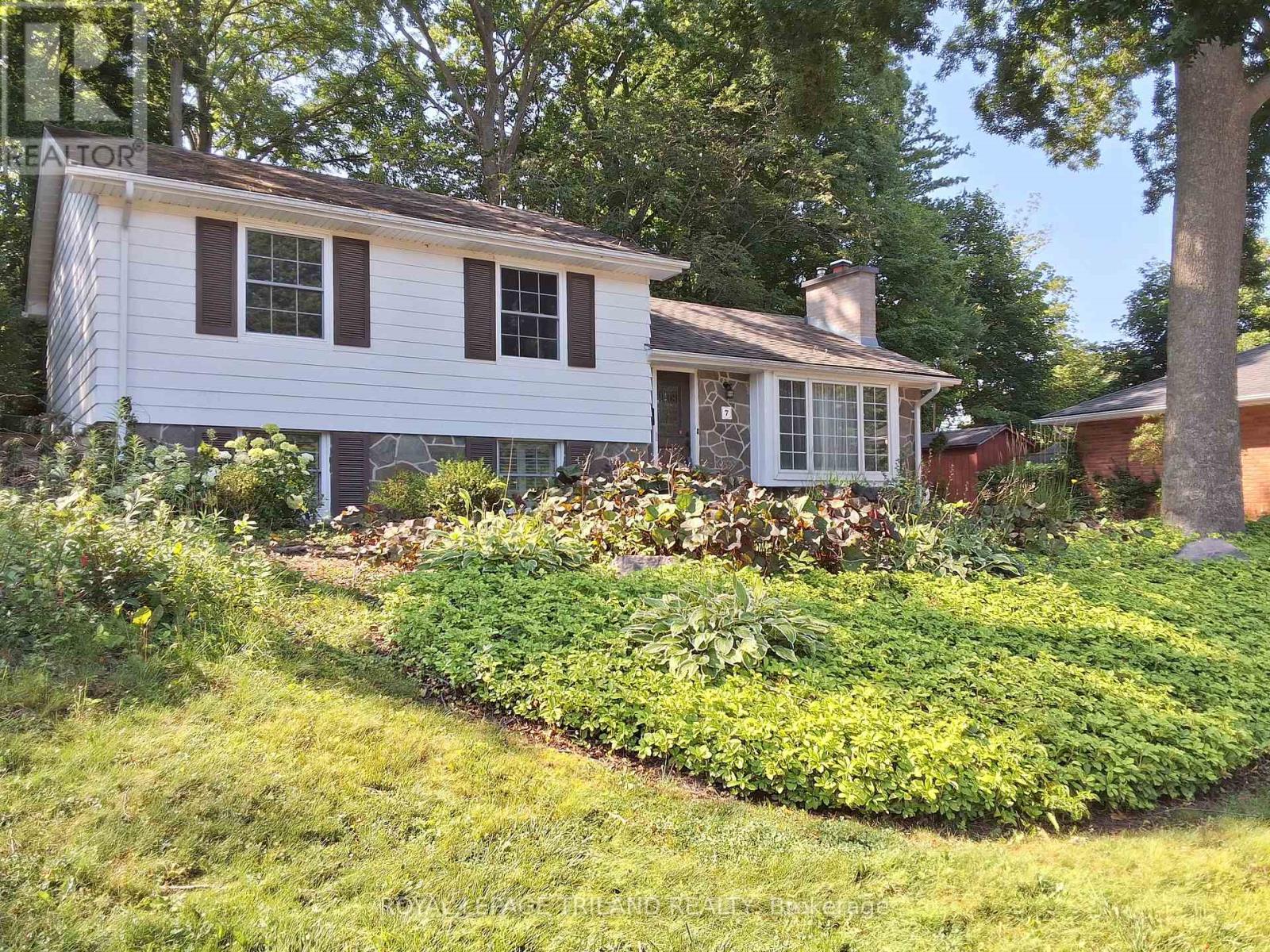 7 BRIARHILL PLACE