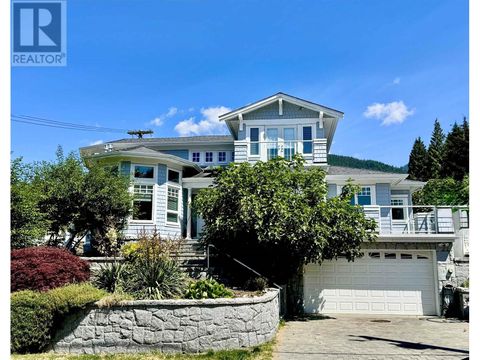 586 SILVERDALE PLACE North Vancouver BC V7N2Z5