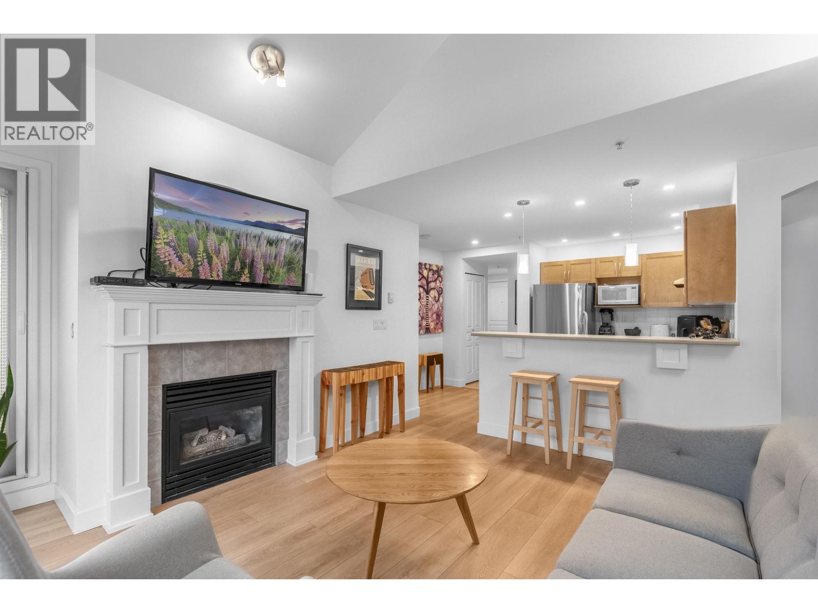 302 333 E 1ST STREET