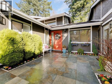 1042 Donwood Dr Saanich BC V8X4G3