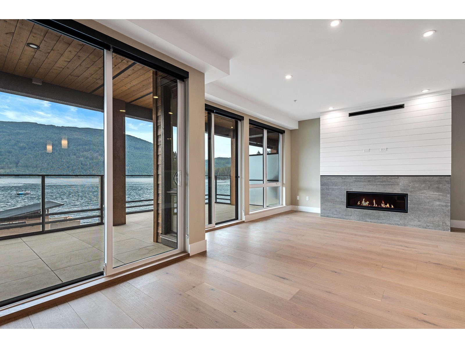 205 3175 COLUMBIA VALLEY ROAD|Cultus Lake North
