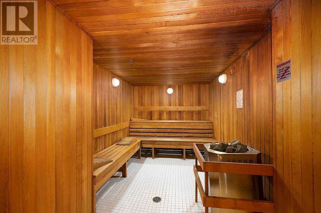 704 499 BROUGHTON STREET