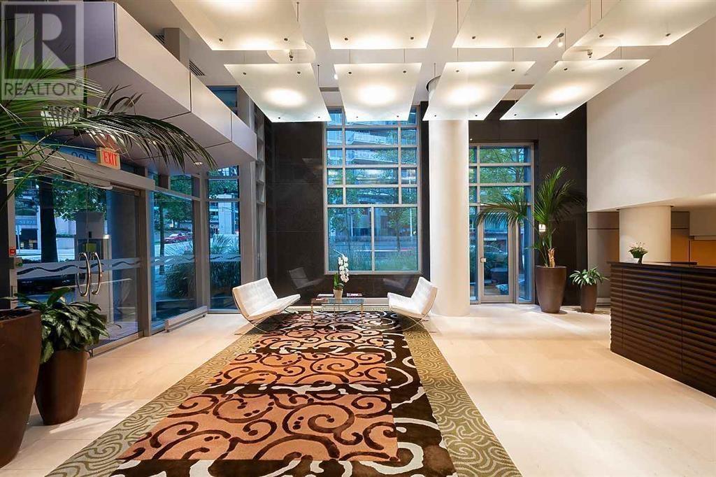 704 499 BROUGHTON STREET