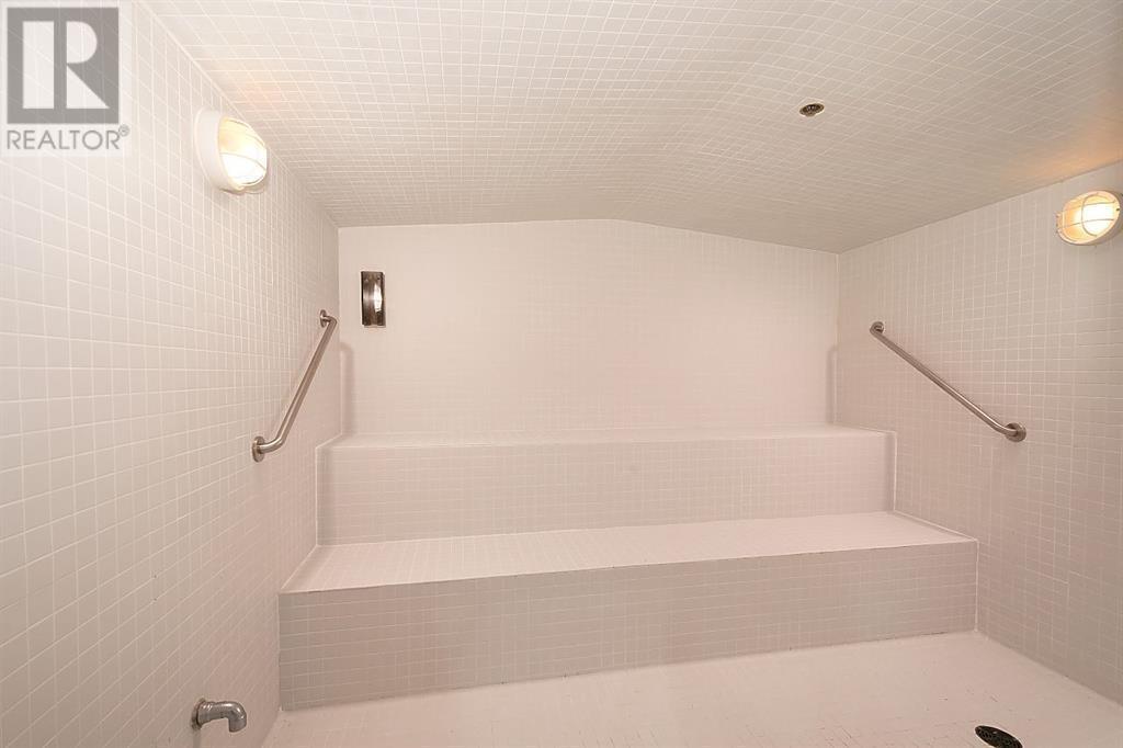 704 499 BROUGHTON STREET