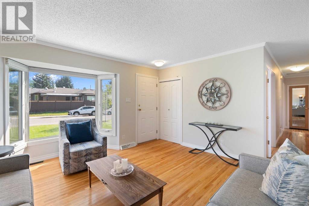 15 Carmangay Crescent NW