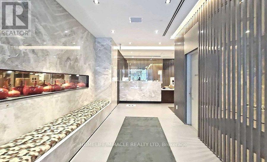 1810 - 215 QUEEN STREET W