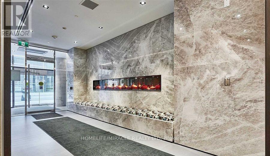 1810 - 215 QUEEN STREET W