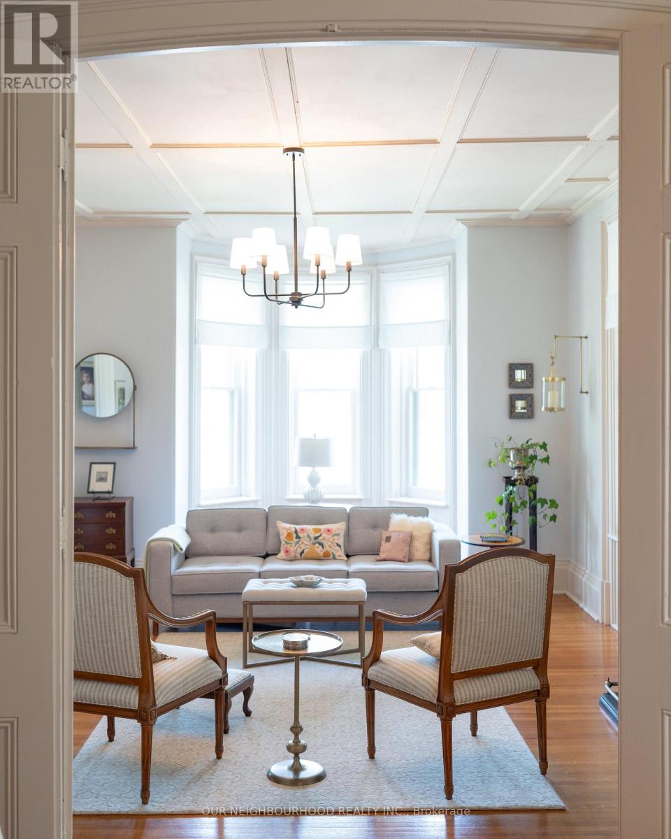 172 DUNDAS STREET W