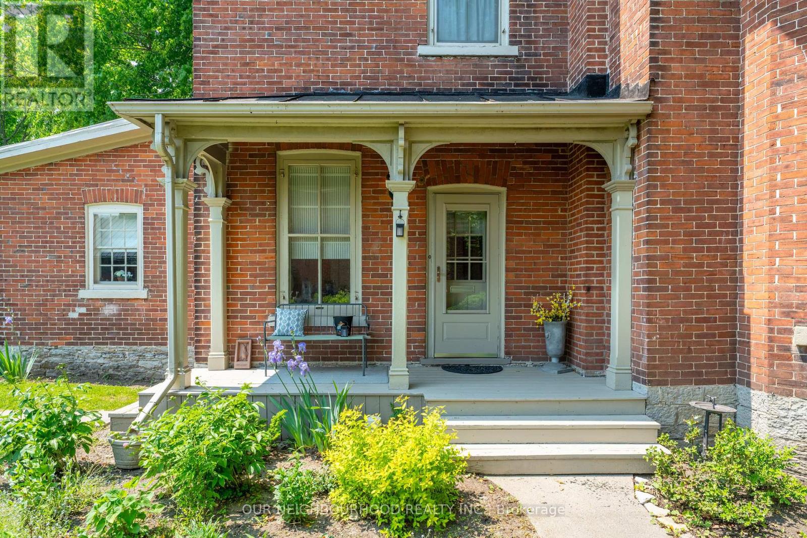 172 DUNDAS STREET W