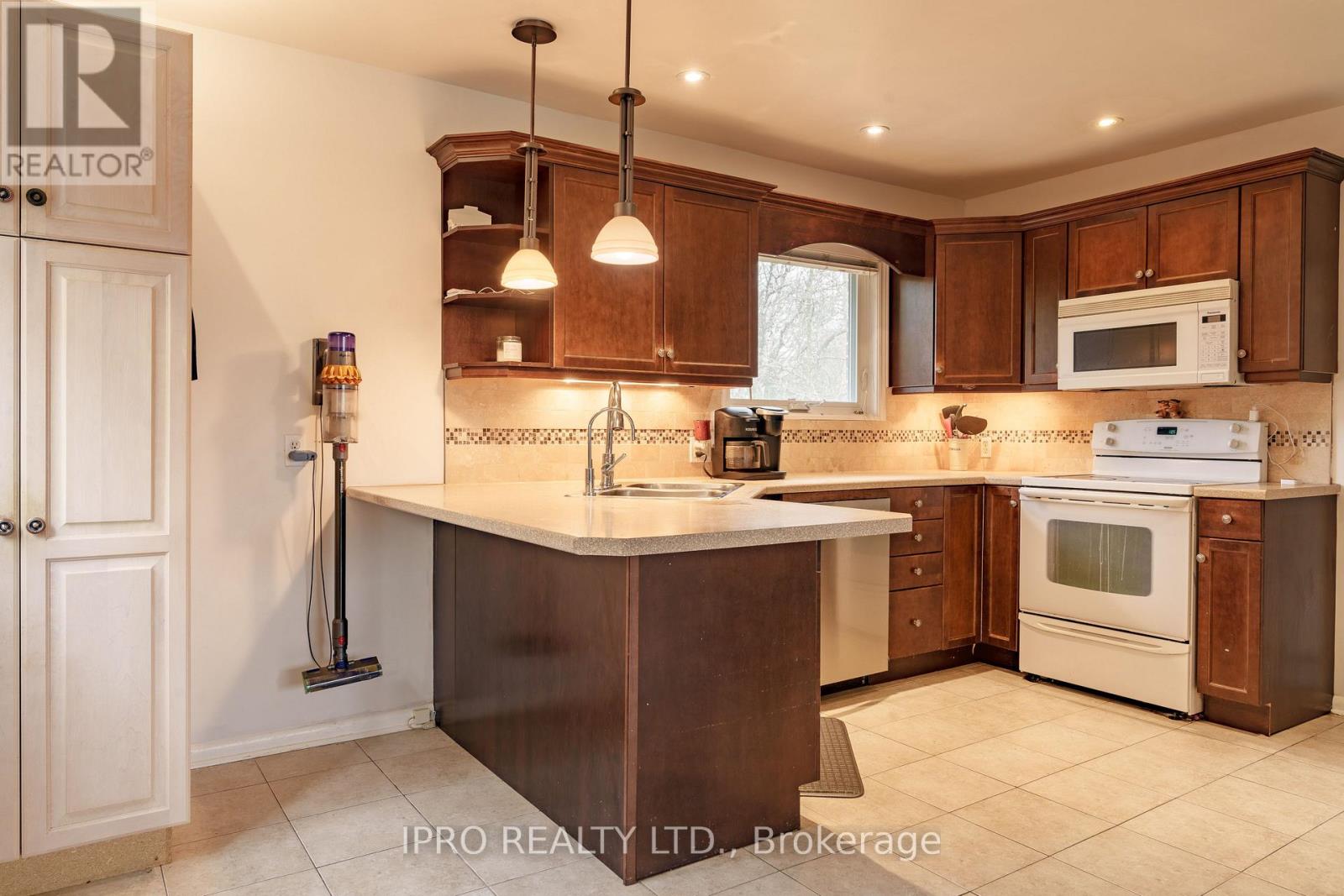 424 BUNTING ROAD W