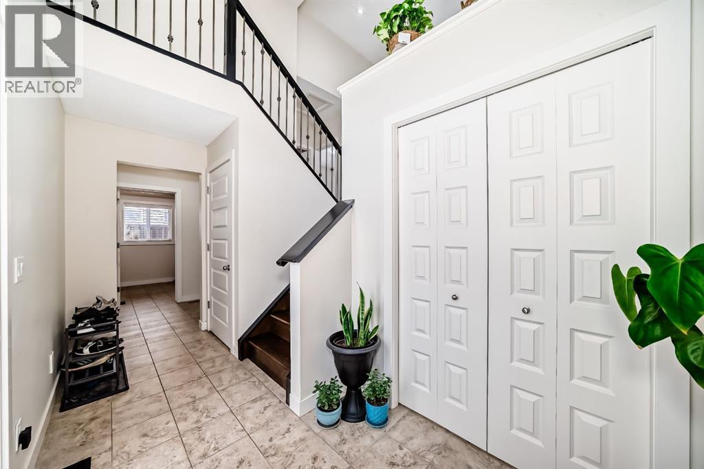 612 Montgomery Close SE