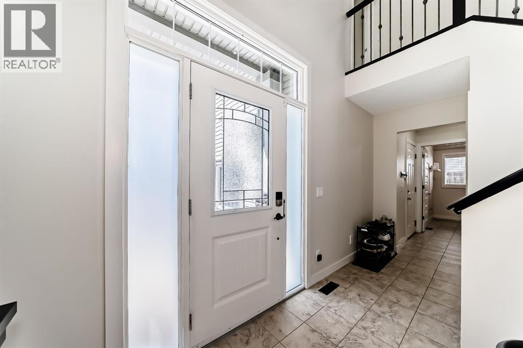 612 Montgomery Close SE