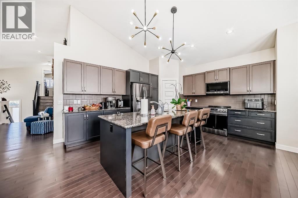 612 Montgomery Close SE