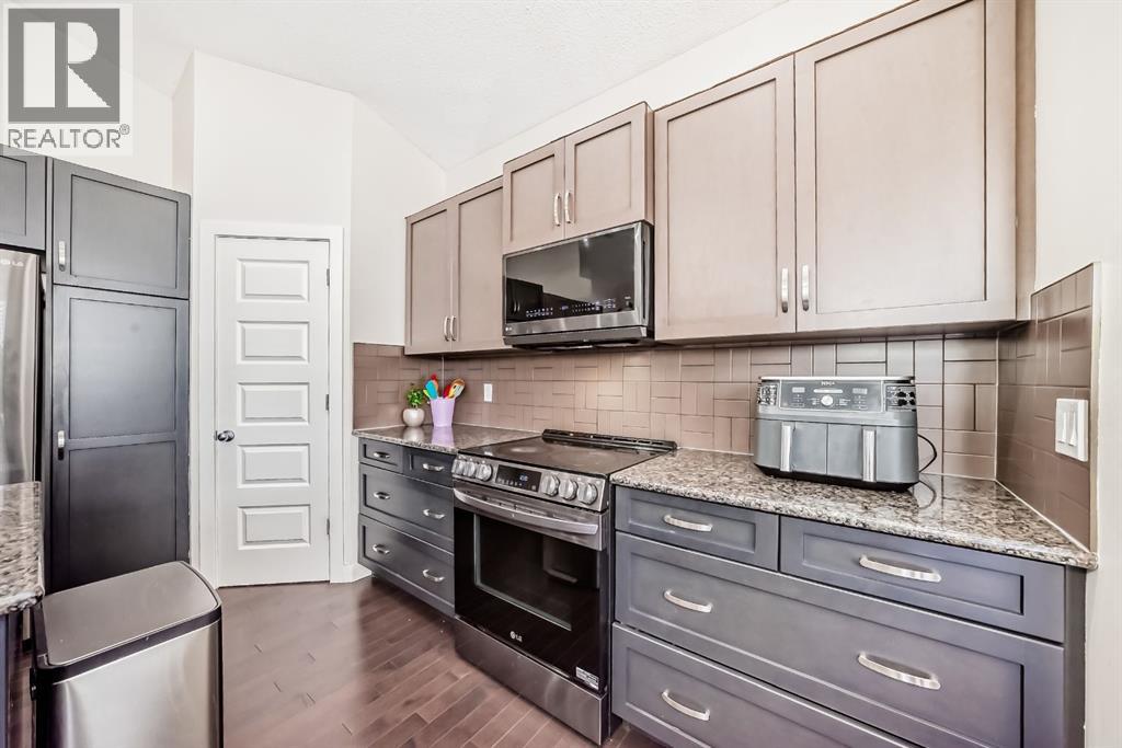 612 Montgomery Close SE