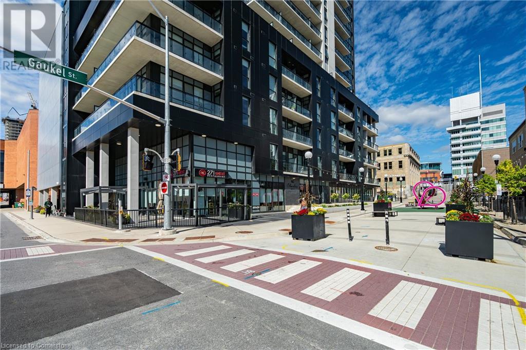 60 CHARLES Street W Unit# 807