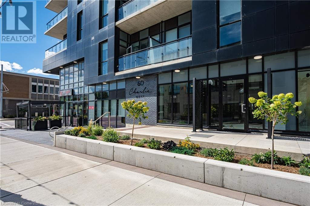 60 CHARLES Street W Unit# 807