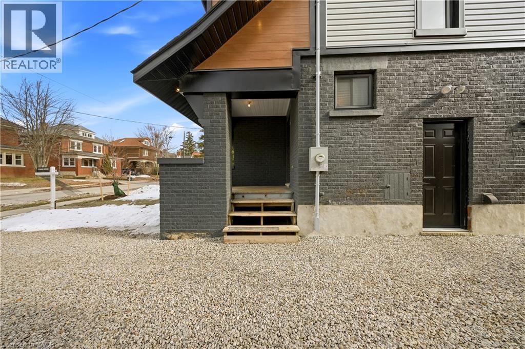 35 STIRLING Avenue N