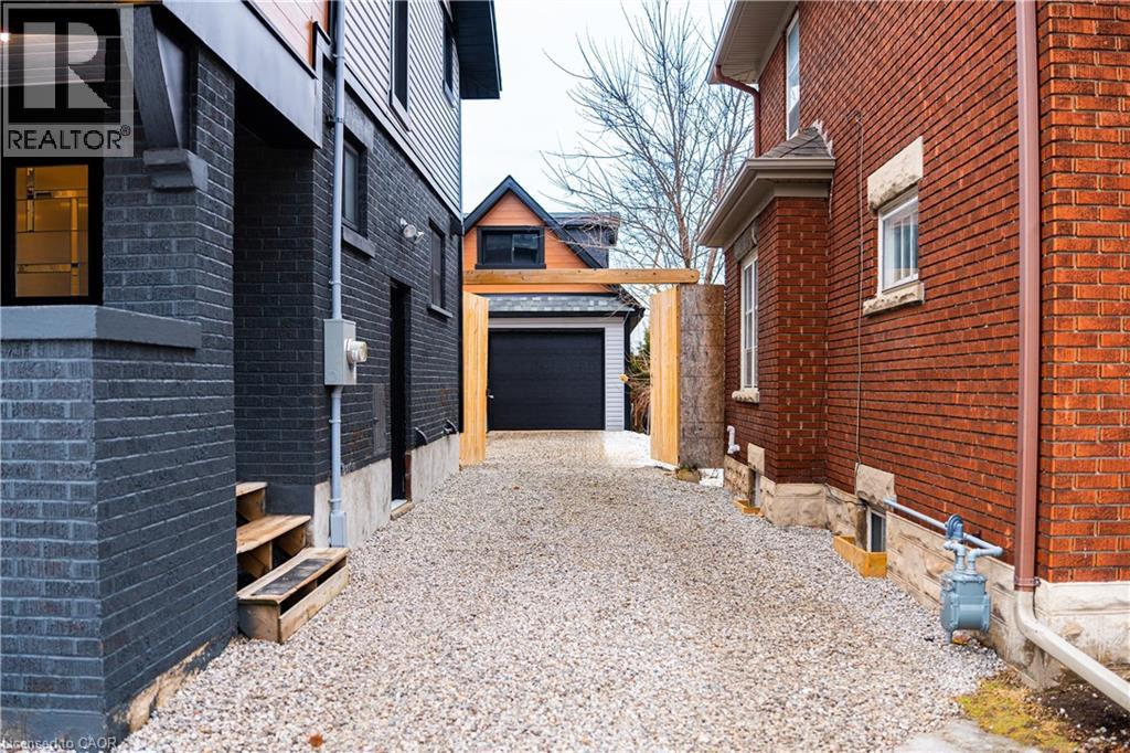 35 STIRLING Avenue N