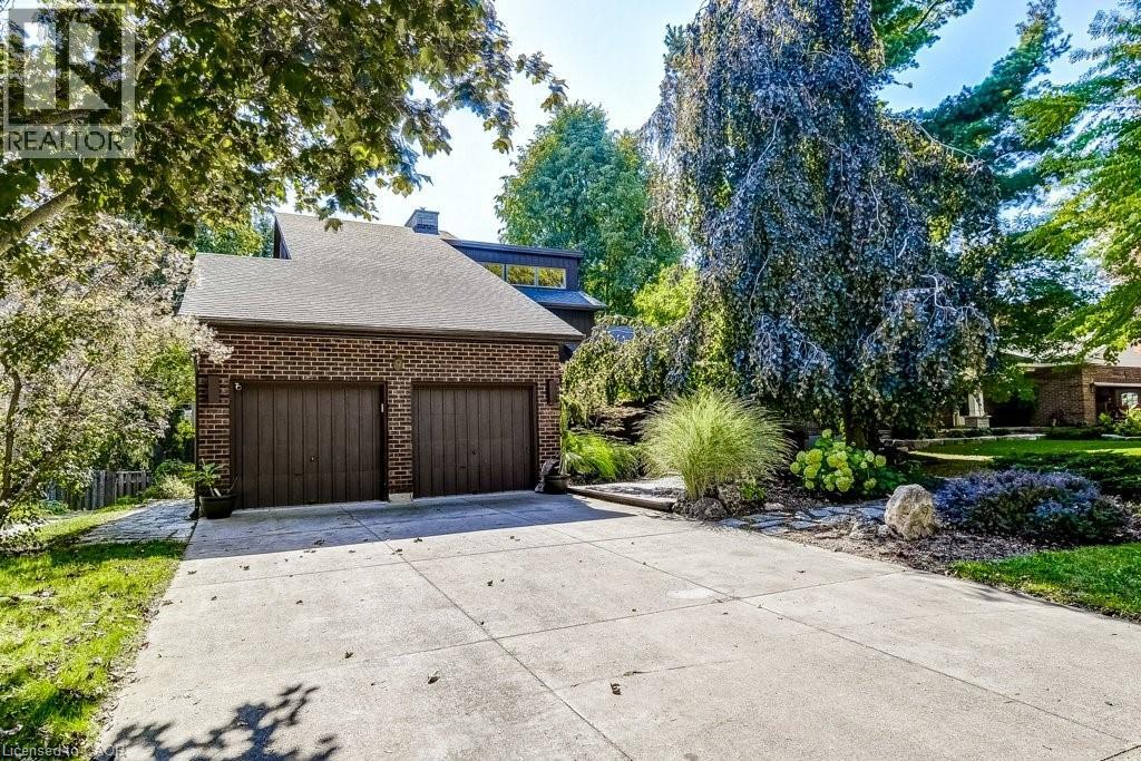 9 FORESTHILL Crescent