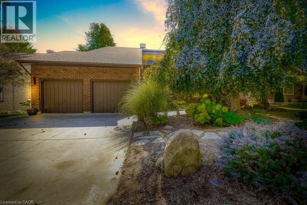 9 FORESTHILL Crescent