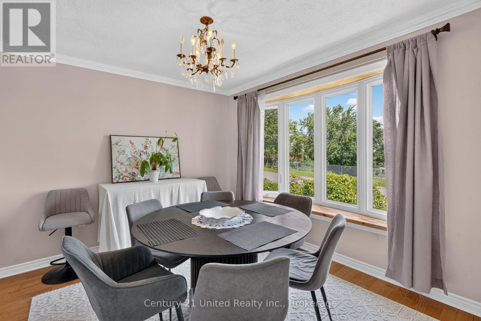 1696 APPLEWOOD CRESCENT